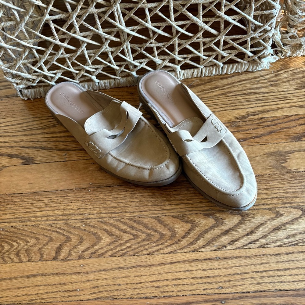 Cynthia Rowley Beige Loafers slide closed toe nude Prescott faux leather 10 M